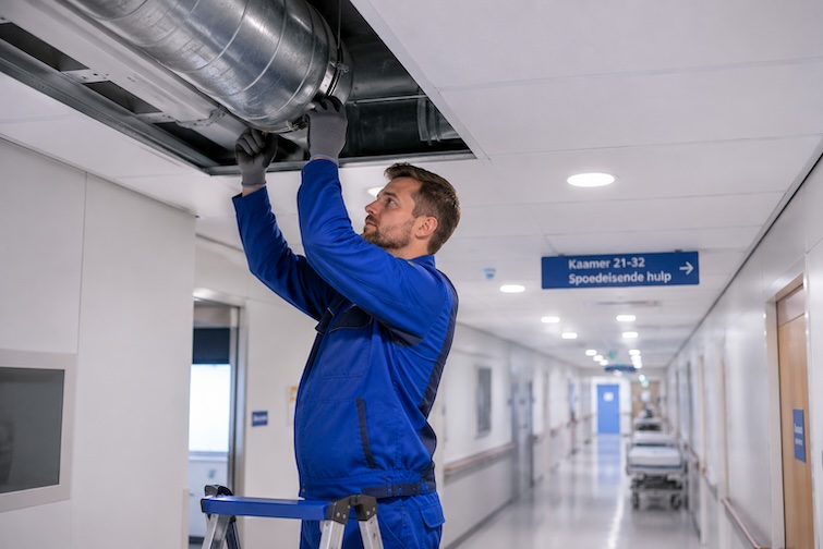 Onderhoud Duct ventilatiekanaal gang ziekenhuis